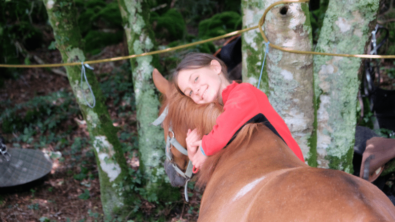 Une cavalière et sa ponette se promènent en pleine nature, profitant d’un instant de liberté et de complicité équestre.